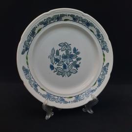 Тарелка фарфоровая винтажная СССР. Рельефный край, ягоды и листья.
