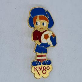 Значок СССР, кмо, мальчик с футбольным мячом в синей кепке, советский и винтажный