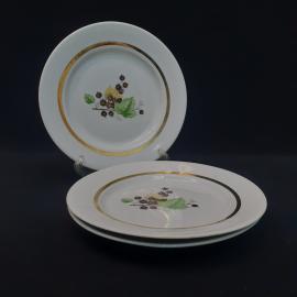 Тарелка фарфоровая винтажная СССР. Набор 3 штуки. Ягоды, листья, золотая отводка.