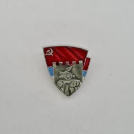 Значок СССР, красное знамя, серп и молот, крепость, пушка на скале, советский и винтажный