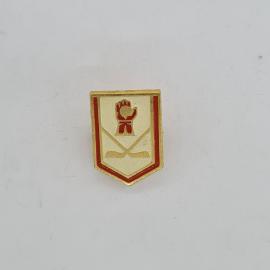 Значок СССР. Хоккей, герб с рукой и клюшками. Винтажный значек.