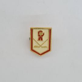Значок СССР. Хоккей, герб с ладонью и клюшками. Винтажный значек.