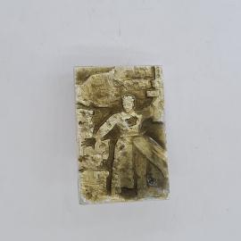 Значок СССР. Космос, человек в скафандре на фоне города. Винтажный значек.