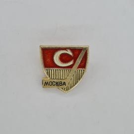 Значок СССР. Москва, буква С на красном фоне, городской сюжет. Винтажный значек.