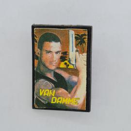 Значок СССР, van damme, жан клод с пистолетом на фоне пальм, советский и винтажный.