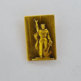 Значок СССР. Фрагмент ростральной колонны, Ленинград, морская тематика, матрос, якорь. Винтажный зна