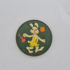 Значок СССР. Заяц с лейкой и табличкой, детская тематика. Винтажный значек.