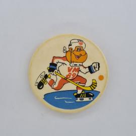 Значок СССР. Хоккей, спортсмен на коньках с клюшкой, надпись УМ 89. Винтажный значек.