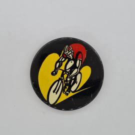 Значок СССР. Велоспорт, велосипедист на черном фоне. Винтажный значек.