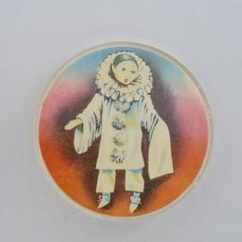 Значок СССР. Театр, клоун в белом костюме на цветном фоне. Винтажный значек.