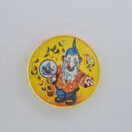 Значок СССР. Сказочный персонаж с зеркалом, цветы, иллюстрация. Винтажный значек.