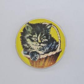 Значок СССР. Котенок в корзинке, детская иллюстрация. Винтажный значек.