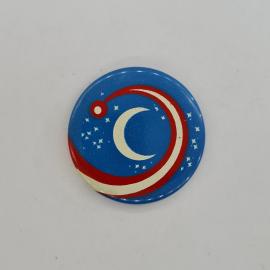 Значок СССР. Космос, месяц, звезды и орбита на синем фоне. Винтажный значек.