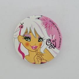 Значок, девушка Winx с белыми волосами и бабочкой. Мультфильм. Винтажный значек.