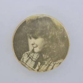 Значок СССР. Портрет ребенка, фотоизображение. Винтажный значек.