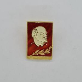 Значок СССР. Портрет Ленина на красном фоне, общественно политическая тематика. Винтажный значек.
