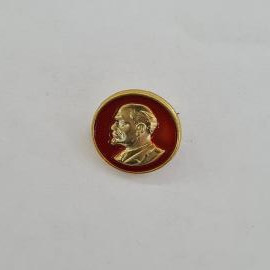 Значок СССР. Ленин, профиль на красном фоне. Винтажный значек.