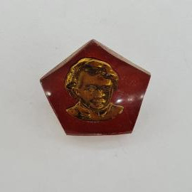 Значок СССР. Пионерия, портрет пионера на красной звезде. Винтажный значек.