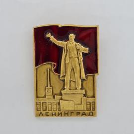Значок СССР. Ленинград, Ленин у Смольного, городская тема. Винтажный значек.