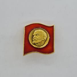 Значок СССР. Ленин, красный флаг, революционная тематика. Винтажный значек.