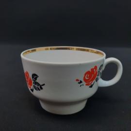 Чашка фарфоровая винтажная СССР. Белая с красными розами, золотистым кантом и ручкой