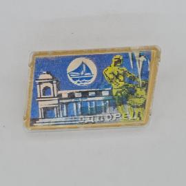 Значок СССР. Архитектура, парусник, море, чайка, курортный город. Винтажный значек.