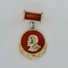 Значок СССР. Ленин, профиль на красном фоне, пионерия. Винтажный значек.
