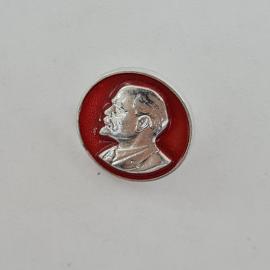 Значок СССР. Ленин, профиль на красном фоне, революционная тематика. Винтажный значек.
