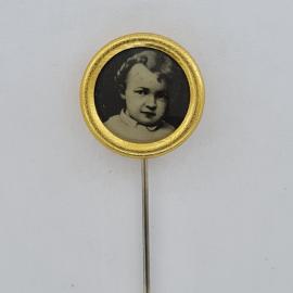 Значок СССР. Портрет ребенка, детская тема. Винтажный значек.