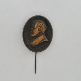 Значок СССР. Профиль Ленина, революционная тематика. Винтажный значек.