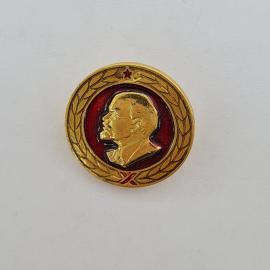 Значок СССР. Ленин, профиль, красная звезда и лавровый венок. Винтажный значек.