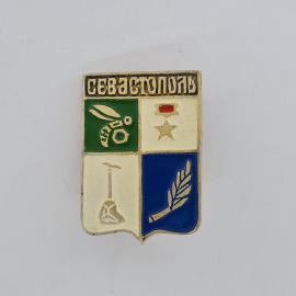 Значок СССР. Севастополь, Крым, герб города, медаль и ветвь. Винтажный значек.