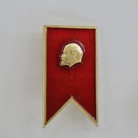 Значок СССР. Ленин, красное знамя. Винтажный значек.