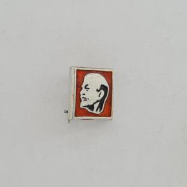 Значок СССР. Портрет Ленина на красном фоне, революционная тематика. Винтажный значек.