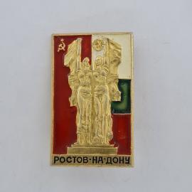 Значок СССР. Ростов на Дону, две фигуры с флагами, советская символика, городской. Винтажный значек.