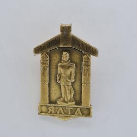 Значок СССР. Полярная сказка, Ялта, фигура и сова. Винтажный значек.