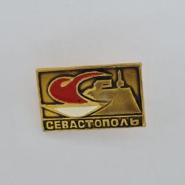 Значок СССР. Севастополь, Крым, памятник и море, городская тематика. Винтажный значек.