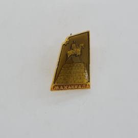 Значок СССР. Махачкала, памятник всаднику на постаменте, Дагестан. Винтажный значек.