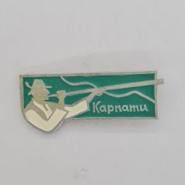 Значок СССР. Карпаты, турист с тростью, горы, туризм. Винтажный значек.