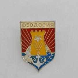 Значок СССР. Феодосия, Крым, герб города, башня, якорь, море. Винтажный значек.