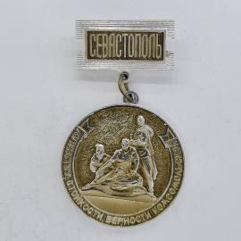Значок СССР. Севастополь, монумент мужеству, стойкости, верности комсомольской. Винтажный значек.