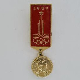 Значок СССР. Олимпиада 1980, олимпийские кольца, медаль с борьбой. Винтажный значек.