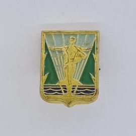 Значок СССР. Герб с памятником у воды, городская тематика. Винтажный значек.