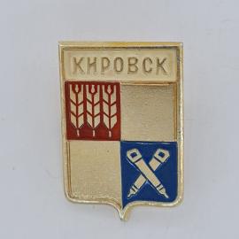 Значок СССР. Кировск, герб города, колосья и инструменты, Мурманская область. Винтажный значек.