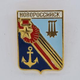 Значок СССР. Новороссийск, герб города, якорь и портовая тематика. Винтажный значек.