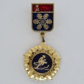 Значок СССР. Лыжный спорт, Прибалтика, герб и лыжник. Винтажный значек.