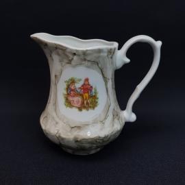 Винтажный молочник СССР. Фарфоровый сливочник с мраморным декором и жанровой сценой