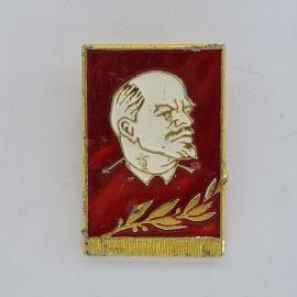 Значок СССР. Ленин, профиль на красном фоне с лавровой ветвью. Винтажный значек.