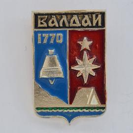 Значок СССР. Валдай 1770, герб города с колоколом и звездой. Винтажный значек.