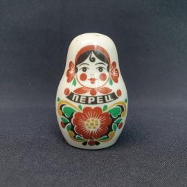 Винтажная солонка для специй СССР. Фарфоровая матрешка с орнаментом, надписью перец.